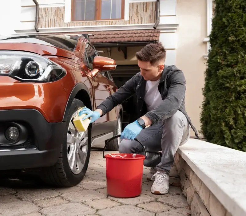 Lavage auto à domicile Saint-Briac-sur-Mer : professionnel intervenant sur un véhicule